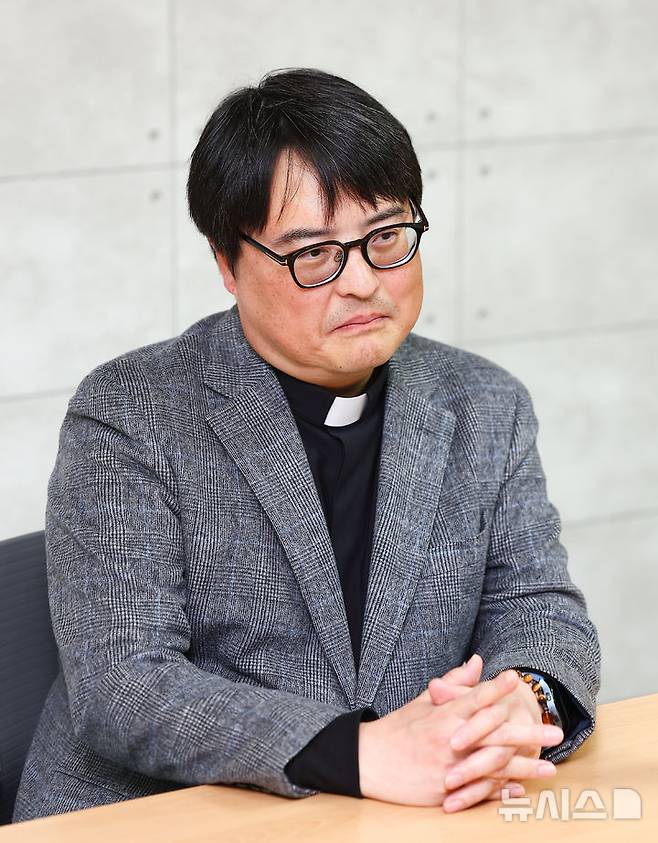 [서울=뉴시스] 김근수 기자 = 책 'AI시대의 삶과 신앙' 저자 김도현 바오로 신부가 28일 서울 중구 공감언론 뉴시스 본사 회의실에서 뉴시스와 인터뷰를 하고 있다. 2026.03.28. ks@newsis.com