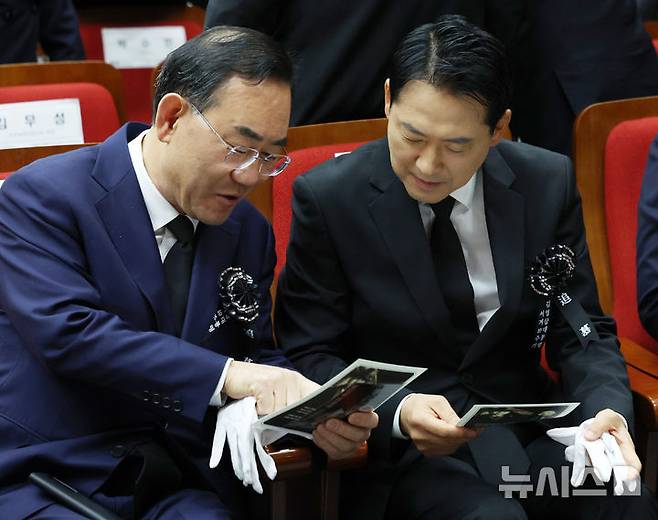 [서울=뉴시스] 이영환 기자 = 장동혁(오른쪽) 국민의힘 대표와 주호영 국회부의장이 지난해 11월21일 오전 서울 동작구 국립서울현충원 현충관에서 열린 김영삼 대통령 서거 10주기 추모식에 참석해 대화를 하고 있다. 2025.11.21. 20hwan@newsis.com