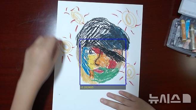 [서울=뉴시스]신승백·김용훈 예술가 듀오의 그리기 워크숍 '인공지능과 얼굴'. (사진=GS아트센터 제공)