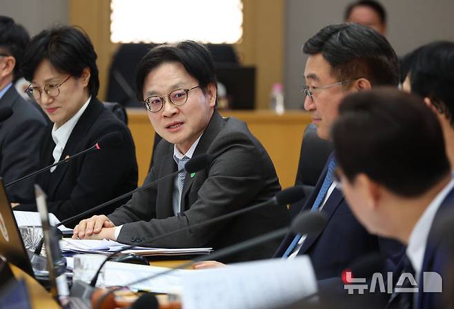 [세종=뉴시스] 고범준 기자 = 김정관 산업통상부 장관이 17일 세종시 정부세종청사에서 열린 국무회의에서 발언하고 있다. 2026.03.17. bjko@newsis.com