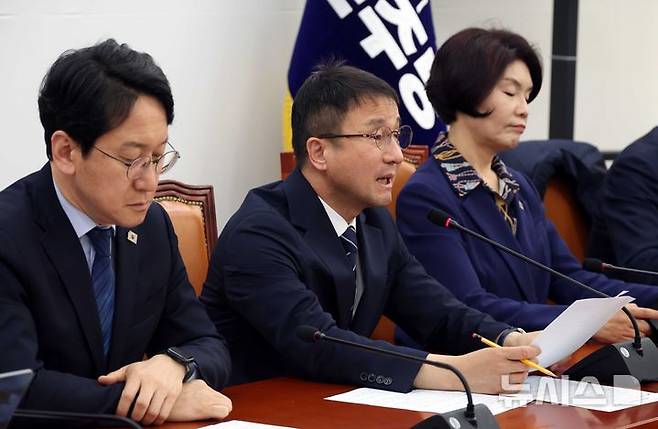 [서울=뉴시스] 조성봉 기자 = 한병도 더불어민주당 원내대표가 31일 오전 서울 여의도 국회에서 열린  원내대책회의에서 발언을 하고 있다. 2026.03.31. suncho21@newsis.com