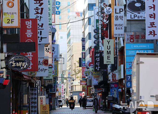 [서울=뉴시스] 이영환 기자 = 30일 오전 서울 시내의 상점가가 한산한 모습을 보이고 있다.2025.12.30. 20hwan@newsis.com