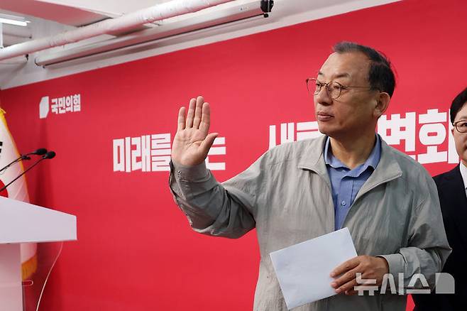 [서울=뉴시스] 고승민 기자 = 이정현 국민의힘 공천관리위원장이 31일 서울 여의도 당사에서 50만 이상 도시 경선결과를 발표한 뒤 발언대를 나서고 있다. 이 위원장은 이후 공관위원장직 사퇴 의사를 밝혔다. 2026.03.31. kkssmm99@newsis.com