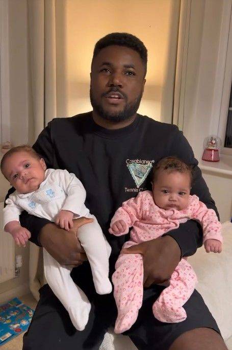 [서울=뉴시스] 시력의 90%를 잃은 아버지가 아이들의 울음소리와 촉감으로 서로를 구별하며 육아를 이어가는 일상이 공개돼 눈길을 끌고 있다. (사진=인스타그램 'blinddaduk') *재판매 및 DB금지 *재판매 및 DB 금지