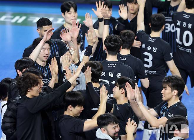 [천안=뉴시스] 홍효식 기자 = 27일 충남 천안 유관순체육관에서 열린 2025-2026 V-리그 남자부 플레이오프 1차전 현대캐피탈과 우리카드의 경기, 세트스코어 3-2로 승리한 현대캐피탈 허수봉 등 선수들이 기뻐하고 있다. 2026.03.27. yesphoto@newsis.com