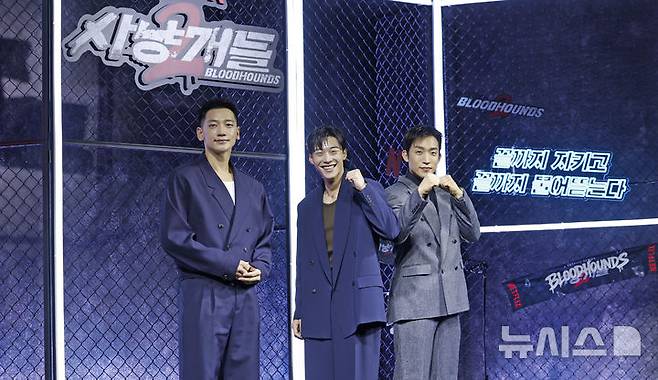 [서울=뉴시스] 김혜진 기자 = 배우 정지훈(왼쪽부터), 우도환, 이상이가 31일 오전 서울 중구 앰배서더 서울 풀만에서 열린 넷플릭스 시리즈 '사냥개들' 시즌2 제작발표회에서 포즈를 취하고 있다. 2026.03.31. jini@newsis.com