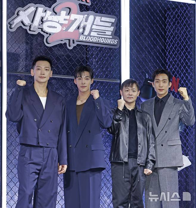 [서울=뉴시스] 김혜진 기자 = 배우 정지훈(왼쪽부터), 우도환, 김주환 감독, 이상이가 31일 오전 서울 중구 앰배서더 서울 풀만에서 열린 넷플릭스 시리즈 '사냥개들' 시즌2 제작발표회에서 포즈를 취하고 있다. 2026.03.31. jini@newsis.com