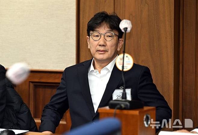 [서울=뉴시스] 사진공동취재단 = 통일교 측으로부터 불법 정치자금 1억원을 받은 혐의로 1심에서 징역 2년을 선고받은 권성동 국민의힘 의원이 지난 2022년 제20대 대선 직전 통일교 천정궁에 방문해 한학자 총재와 독대해 큰절을 한 사실을 인정했다. 다만 그는 1억원 수수와 관련해선 증언을 거부했다. 사진은 지난해 11월 3일 자신의 재판에 출석한 권 의원. 2026.03.31. photo@newsis.com