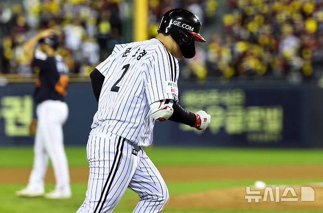 [서울=뉴시스] 최진석 기자 = 27일 오후 서울 송파구 잠실야구장에서 열린 2025 KBO 한국시리즈 2차전 한화 이글스와 LG 트윈스의 경기, 8회말 2사 1루상황 LG 문보경이 투런홈런을 치고 홈으로 향하고 있다. 2025.10.27. myjs@newsis.com