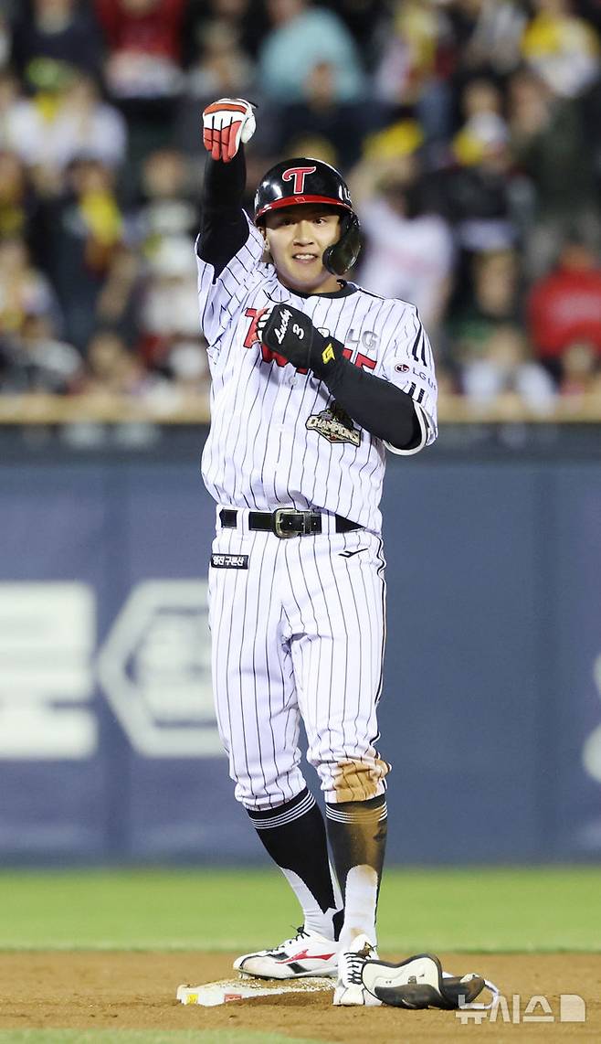 [서울=뉴시스] 김진아 기자 = 31일 오후 서울 송파구 잠실야구장에서 열린 2026 KBO리그 KIA 타이거즈와 LG 트윈스의 경기, 7회초 2사 1,2루 LG 최원영이 1타점 적시타를 친 후 세리머니를 하고 있다. 2026.03.31. bluesoda@newsis.com
