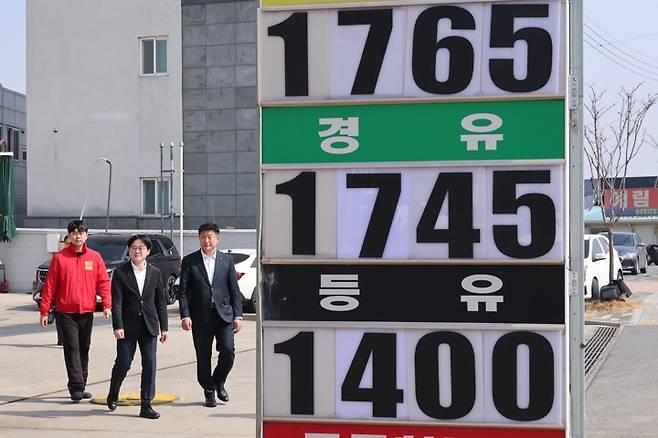 알뜰주유소 가격 동향 점검하는 김정관 산업부 장관 김정관 산업통상부 장관이 석유 최고가격제 시행 나흘째인 16일 충북 오송의 한 자영 알뜰주유소에서 소비자 가격 동향을 점검하고 있다.   2026.3.16 [연합뉴스 자료사진]