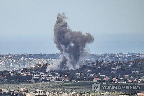 이스라엘군의 공습으로 검은 연기가 솟아오르는 레바논 남부 [AFP=연합뉴스 제공]