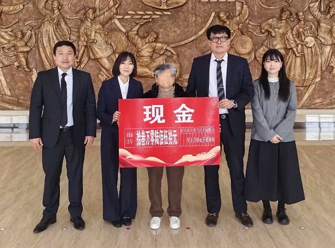 강원경찰청은 경찰청 국제치안협력국과 지난 17일 전국 최초로 검사 사칭 보이스피싱 피해자인 A(70)씨의 피해금 2400만 원을 중국 현지에서 직접 돌려받았다. 강원경찰청 제공