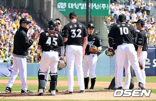 [OSEN=잠실, 지형준 기자] 프로야구 KT 위즈가 우승팀&nbsp;LG 트윈스를 꺾고 개막전 승리를 거뒀다.&nbsp;KT는&nbsp;28일 서울 잠실구장에서 열린 2026 KBO리그 개막전 LG와 경기에서 장단 18안타를 폭발시키며 11-7로 승리했다.&nbsp;KT는 역대 6번째 개막전 선발 전원 안타 진기록을 세웠다.KT 신인 이강민은 3안타를 때려, 고졸 신인 개막전 최다 안타 타이 기록을 세웠다.&nbsp;김현수는&nbsp;개막전 통산 최다 안타 타이(20개)에 성공했다.&nbsp;KT 선발 맷 사우어는 5이닝 동안 5피안타(1피홈런)&nbsp;5볼넷 1탈삼진 3실점으로 첫 승을 기록했다.&nbsp;1회말 2사 만루에서 KT 이강철 감독이 마운드에 올라 사우어를 비롯한 야수진과 이야기를 나누고 있다. 2026.03.28&nbsp;/ jpnews@osen.co.kr