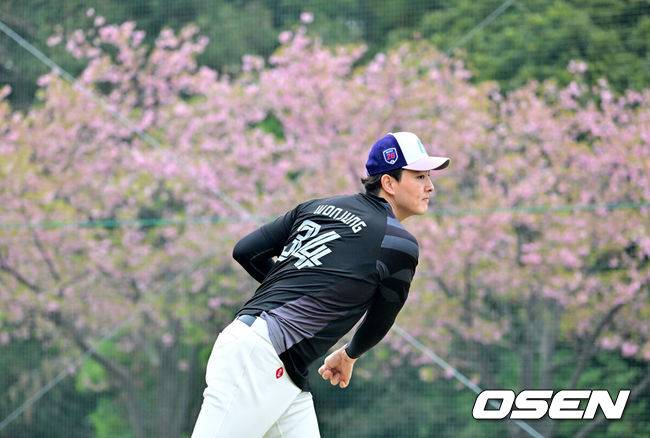 [OSEN=미야자키(일본), 지형준 기자] 26일 일본 미야자키 산마린 스타디움에서 두산 베어스와 롯데 자이언츠의 구춘대회 경기가 열렸다.두 팀의 맞대결은 롯데가 6-2로 앞선 3회말 악천후로 인해 노게임 선언됐다.&nbsp;경기에 앞서 롯데 김원중이 캐치볼을 하고 있다. 2026.02.26 /jpnews@osen.co.kr