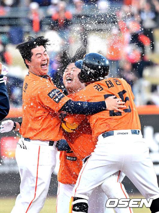 [OSEN=대전, 최규한 기자] 28일 대전 한화생명볼파크에서 ‘2026 신한 SOL KBO리그’ 개막전 한화 이글스와 키움 히어로즈의 맞대결이 열렸다.이날 경기는 연장 11회말 2사 2루에서 강백호가 끝내기 적시타를 뽑아애며 한화가 극적인 승리를 거뒀다. 연장 11회말 2사 2루 상황 한화 강백호가 끝내기 안타를 날린 뒤 노시환-김태연을 비롯한 동료들과 기뻐하고 있다. 2025.03.28 / dreamer@osen.co.kr