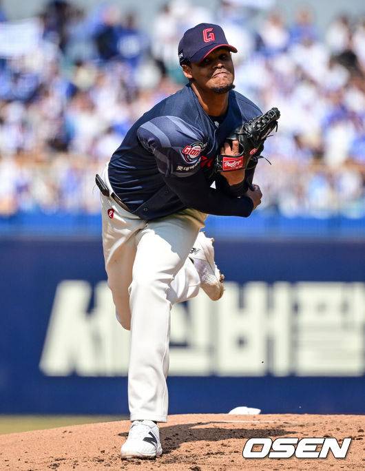 [OSEN=대구, 조은정 기자] 28일 대구삼성라이온즈파크에서 ‘2026 신한 SOL KBO 리그’ 삼성 라이온즈와 롯데 자이언츠의 개막전이 열렸다.개막전 선발 투수로 삼성은 후라도를 롯데는 로드리게스를 내세웠다.1회말 롯데 로드리게스가 역투하고 있다. 2026.03.28 /cej@osen.co.kr