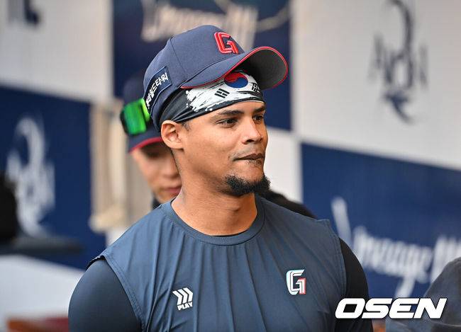 [OSEN=창원, 이석우 기자] 31일 창원NC파크에서 2026 신한 SOL KBO 리그 NC 다이노스와 롯데 자이언츠의 경기가 열린다. 홈팀 NC는 토다가, 방문팀 롯데는 박세웅이 선발 출전한다. 롯데 자이언츠 로드리게스가 태극기 머리띠를 하고 훈련에 나서고 있다. 2026.03.31 / foto0307@osen.co.kr