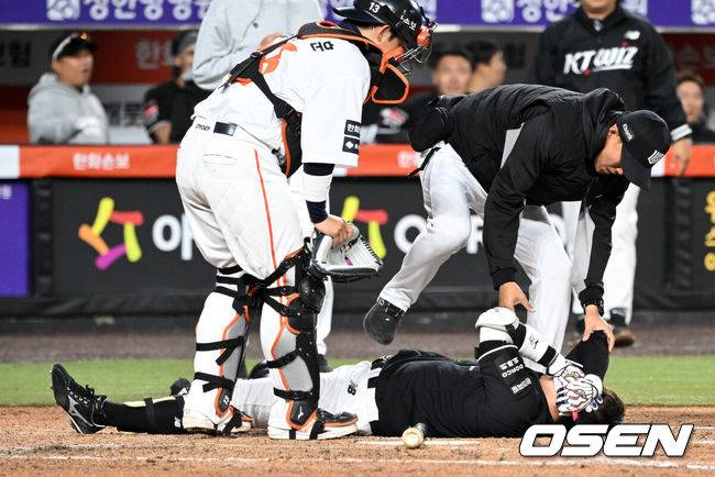 [OSEN=대전, 이대선 기자] 31일 대전 한화생명볼파크에서 2026 신한 SOL KBO리그 한화 이글스와 KT 위즈의 경기가 열렸다.이날 한화는 오웬 화이트, KT는 케일럽 보쉴리를 선발로 내세웠다.5회초 1사 1,2루에서 KT 허경민이 한화 엄상백 투구에 머리를 맞고 있다. 2026.03.31 /sunday@osen.co.kr