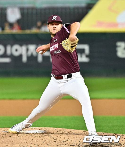 [OSEN=인천, 박준형 기자]  31일 오후 인천 SSG랜더스필드에서 2026 신한 SOL KBO리그&nbsp;SSG 랜더스와 키움 히어로즈의 경기가 진행됐다.이날 SSG는 베니지아노를, 키움은 와일스를 선발투수로 내세웠다. 3회말 키움 선발투수 와일스가 역투하고 있다.    2026.03.31 / soul1014@osen.co.kr