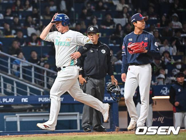 [OSEN=창원, 이석우 기자] 31일 창원NC파크에서 2026 신한 SOL KBO 리그 NC 다이노스와 롯데 자이언츠의 경기가 열렸다. 홈팀 NC는 토다가, 방문팀 롯데는 박세웅이 선발 출전했다. NC 다이노스 김형준이 6회말 1사 2,3루 롯데 자이언츠 쿄야마의 폭투로 득점을 하고 있다. 2026.03.31 / foto0307@osen.co.kr
