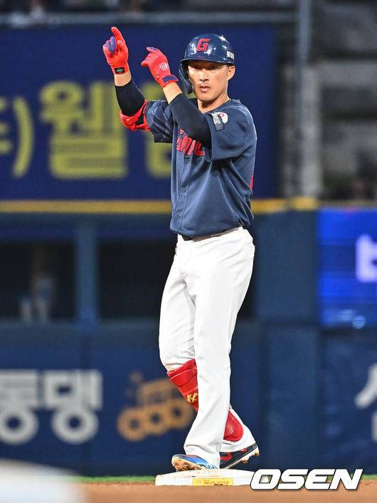 [OSEN=창원, 이석우 기자] 31일 창원NC파크에서 2026 신한 SOL KBO 리그 NC 다이노스와 롯데 자이언츠의 경기가 열렸다. 홈팀 NC는 토다가, 방문팀 롯데는 박세웅이 선발 출전했다. 롯데 자이언츠 노진혁이 6회초 1사 좌익수 뒤 펜스 맞추는 2루타를 치고 세리머니를 하고 있다. 2026.03.31 / foto0307@osen.co.kr