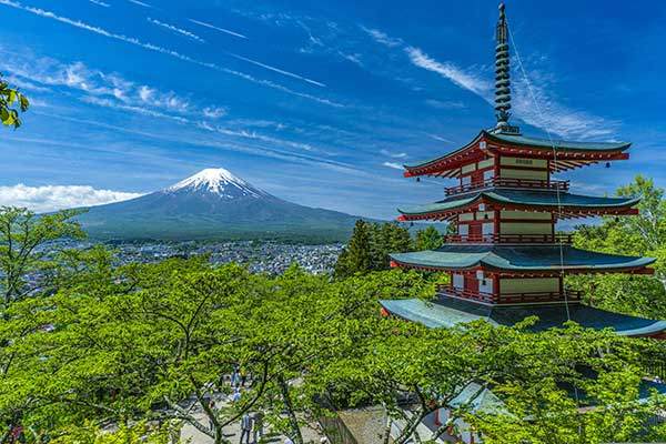 후지산富士山_ 야마나시현 '아라쿠라 후지 센겐' 신사神社에서 바라보는 후지산. 일본 환경성이 주최한 '후지산과 함께하는 풍경 100선'에서 10위에 선정된 풍경. 후지산은 일본을 상징하는 랜드마크다. 사진 오아츠
