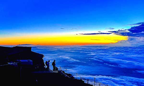 후지산의 운해와 일출. 태양이 떠오르기 직전, 정상 아래에 깔린 구름바다 끝선에 여명의 빛이 빨갛게 물들고 있다. 찬연하고 장엄하다. 사진 신석재