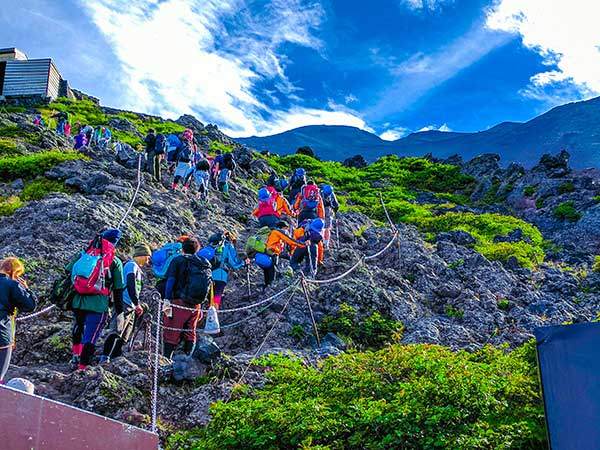 후지산 정상을 향하여. 후지산 등산은 일반적으로 해발 2,300m의 5합목(5부능선)에서 시작한다. 정상까지 6km로 사람에 따라 5~7시간이 걸린다.