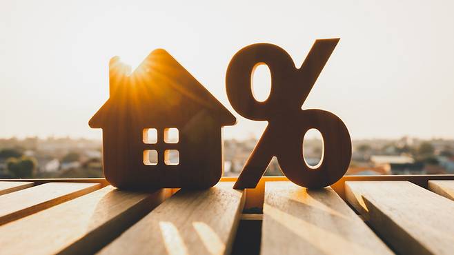 주택담보대출 금리가 7%를 돌파하며 가계 이자 부담이 빠르게 확대되고 있다. 게티이미지