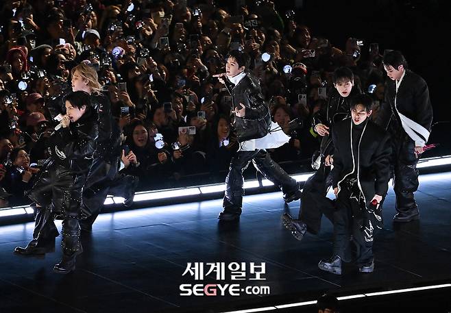 그룹 방탄소년단(BTS) 지난 21일 오후 서울 광화문광장에서 열린 BTS 컴백 라이브: ARIRANG 콘서트 행사에 참석해 무대를 선보이고 있다. 사진=사진공동취재단