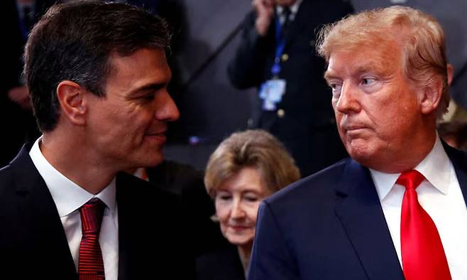 페드로 산체스 스페인 총리(왼쪽)와 도널드 트럼프 미국 대통령. 사진은 트럼프 1기 행정부 시절인 2018년 11월 벨기에 브뤼셀에서 열린 나토 정상회의에서 두 사람이 만났을 때의&nbsp;모습.&nbsp;로이터연합