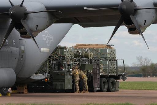 지난 26일(현지시간) 영국 글로스터셔 페어포드 공군 기지에&nbsp;미군 수송기가 착륙한 직후&nbsp;요원들이 폭발물과 탄약 등을 하역하고 있다. 미군은 영국 정부의 승인을 받아&nbsp;페어포드 기지에서 이란 공격용 폭격기 등을 출격시키고 있다. AP연합