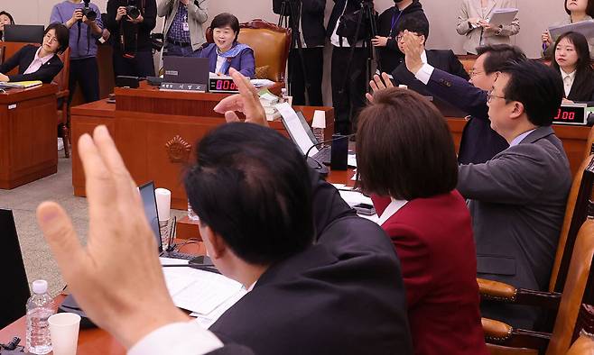 발언권 획득 경쟁 국회 ‘윤석열 정권 정치검찰 조작 기소 의혹 사건 진상규명 국정조사 특별위원회’가 31일 서울 여의도 국회에서 회의를 열고 국정조사 증인을 추가로 채택했다. 사진은 국민의힘 의원들이 의사진행 발언을 요청하는 모습. 이재문 기자