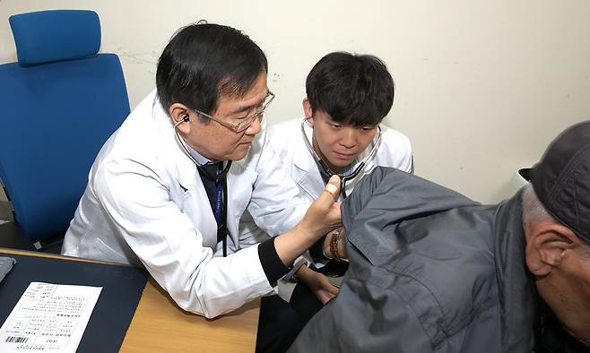 천안의료원 오도연 진료과장이 순천향대학교 의과대학 실습생과 함께 환자를 진료하며 임상실습을 지도하고 있다.