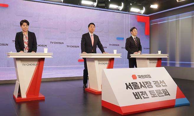국힘 서울시장 예비후보 토론회 국민의힘 서울시장 예비후보들이 31일 서울 중구 TV조선 스튜디오에서 열린 ‘6·3 지방선거 서울시장 경선 비전토론회’에서 토론을 준비하고 있다. 왼쪽부터 윤희숙, 오세훈, 박수민 예비후보. 국회사진기자단