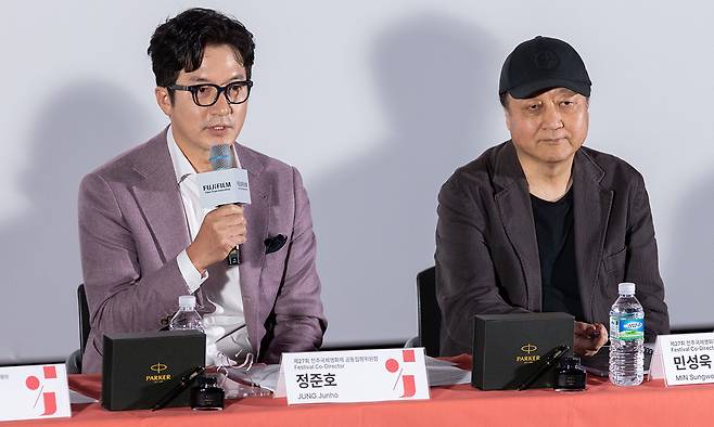 지난 31일 서울 CGV용산아이파크몰에서 열린 제27회 전주국제영화제 상영작 발표 기자회견에 참석한 정준호(왼쪽)·민성욱 공동집행위원장. 전주국제영화제 제공