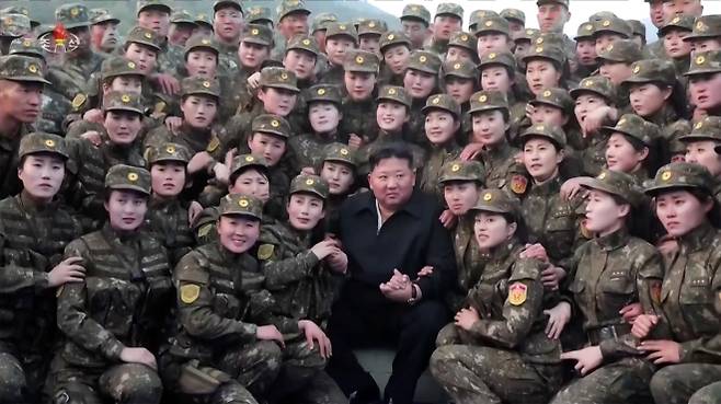 김정은, 여성 특전대원들과 기념촬영 - 김정은 북한 국무위원장이 인민군 총참모부 작전국직속 특수작전훈련기지를 방문해 특전대원들의 훈련을 참관한 뒤 기념사진을 찍었다고 조선중앙TV가 29일 보도했다. [조선중앙TV 화면] 2026.3.30 연합뉴스