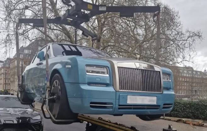 영국 런던의 부촌인 메이페어 일대에 불법주차를 한 슈퍼카가 크레인에 견인되는 모습. 자료 : 영국 런던 시티 오브 웨스트민스터 의회