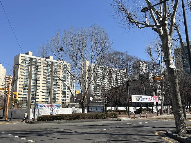 지난 19일 서울 강동구 명일동의 주상복합으로의 재건축을 앞둔 옛 주양쇼핑 자리에 재건축 관련 현수막이 붙어 있다.  /정혜진기자