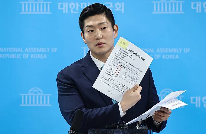 김재섭 국민의힘 의원이 31일 서울 여의도 소통관에서 정원오 더불어민주당 서울시장 예비후보 의혹 관련 기자회견을 후 백브리핑을 하고 있다. 뉴스1