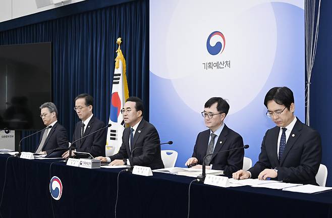 박홍근(가운데) 기획예산처 장관이 27일 정부세종청사 중앙동에서 2026년 추가경정예산안 상세 브리핑에서 발언하고 있다. 사진제공=기획예산처