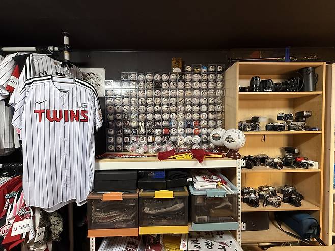 최용규(53) 씨의 창고 한쪽 벽면에 직접 사인을 받은 야구공이 가득 진열돼 있다. 김도연 기자