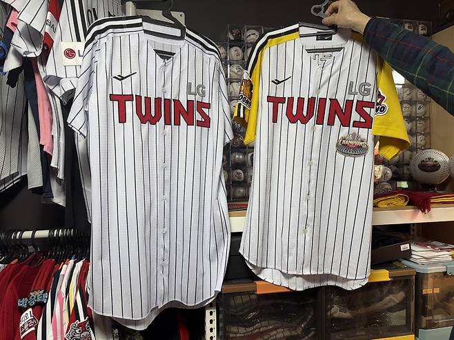 선수 실착 유니폼(왼쪽)과 기성품 어센틱 유니폼. 실착 유니폼은 단추가 7개, 어센틱 유니폼은 6개 달려 있다. 김도연 기자