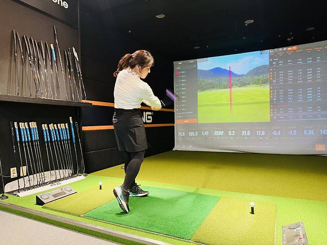 정윤제씨가 드라이버 샷을 날리고 있다.