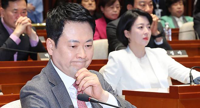 3월 9일 서울 여의도 국회에서 열린 긴급 의원총회에 참석한 국민의힘 장동혁 대표와 배현진 의원. 뉴스1