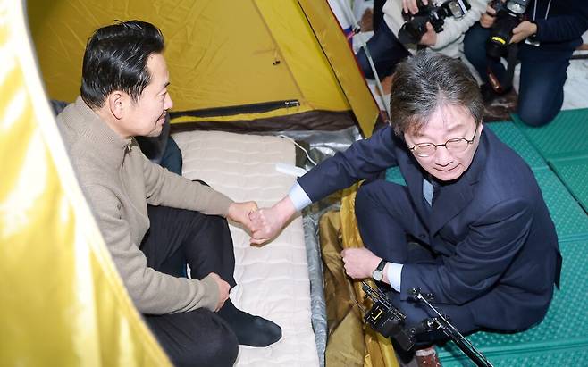 더불어민주당에 통일교·공천헌금 '쌍특검' 수용을 요구하며 엿새째 단식 농성 중인 장동혁 국민의힘 대표가 1월20일 국회 로텐더홀 단식 농성장을 찾은 유승민 전 의원과 대화하고 있다. ⓒ연합뉴스