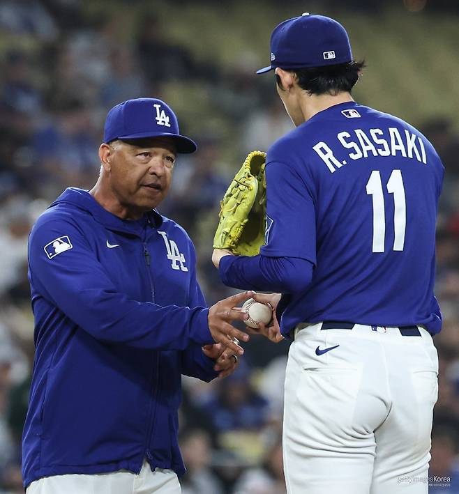 데이브 로버츠 LA 다저스 감독-사사키 로키. 사진=게티이미지코리아