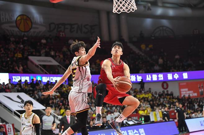 정관장 박지훈(오른쪽)이 3월 31일 안양 정관장 아레나서 열린 LG전에서 양준석의 수비를 피해 골밑 공격을 시도하고 있다. 사진제공|KBL