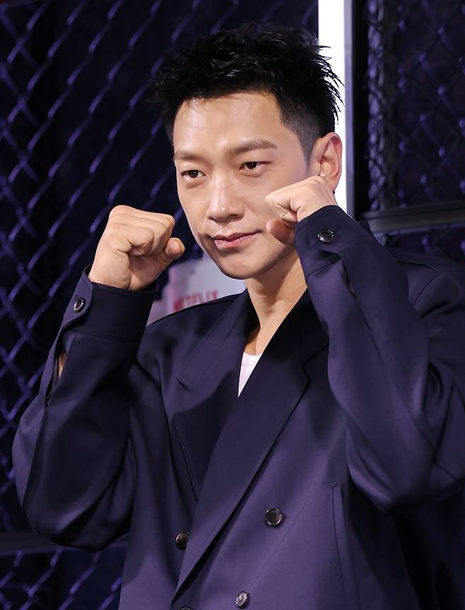 배우 정지훈이 31일 서울 중구 앰배서더서울풀만호텔에서 열린 넷플릭스 시리즈 ‘사냥개들’ 시즌2 제작발표회에 참석, 포즈를 취하고 있다. 연합뉴스